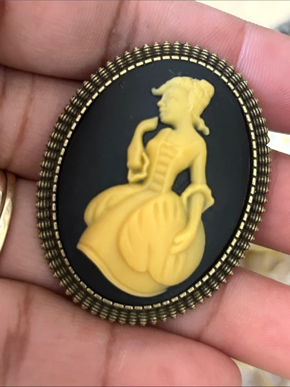 Vintage-Inspired Black and Yellow Cameo Brooch - Women Jewelry